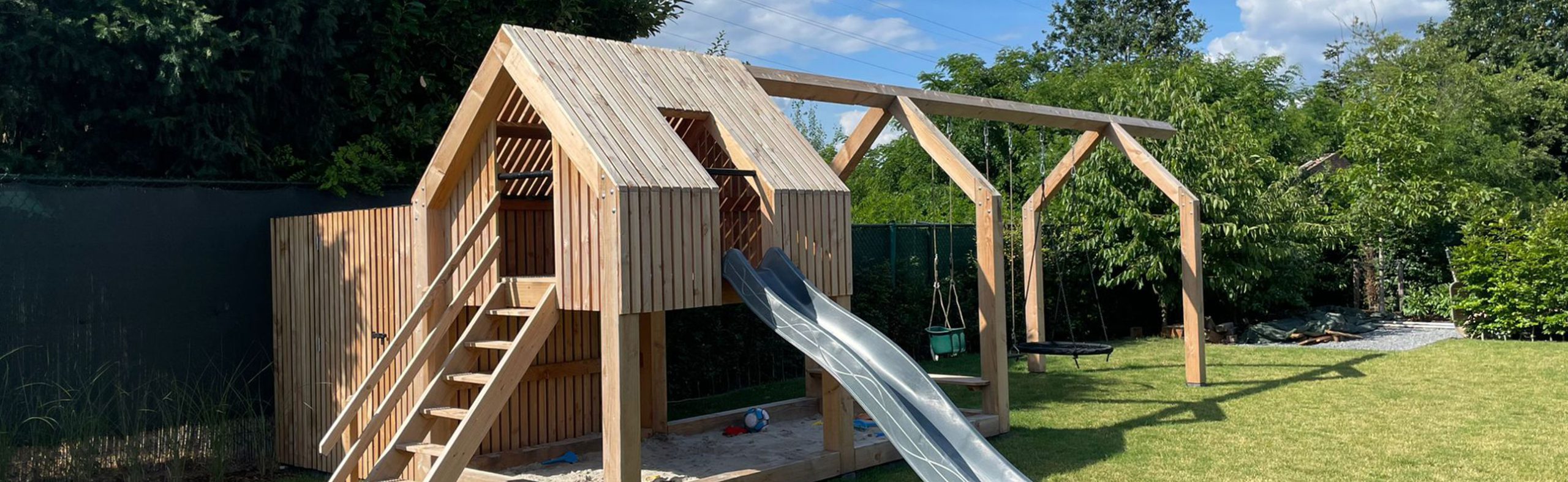 Timmerwerken houten speelhuisje voor kinderen in kessel door Bouwbedrijf Verlaak