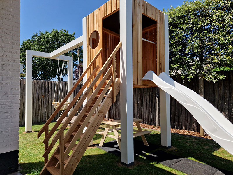 Timmerwerken houten speelhuisje voor kinderen in kessel door Bouwbedrijf Verlaak